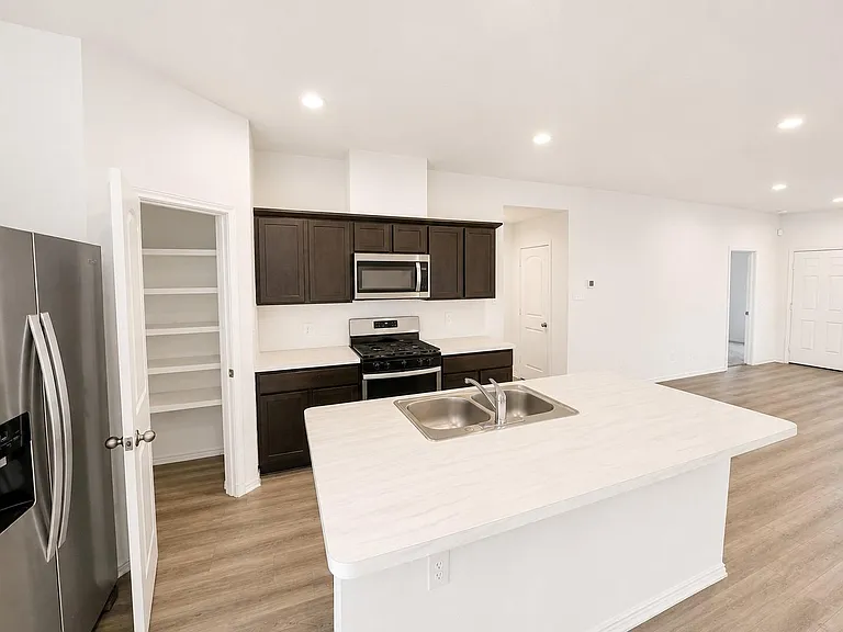 1930 Legacy Hills Dr — Photo 2