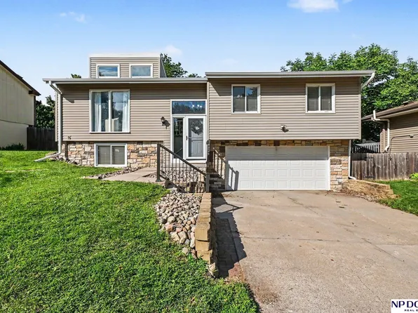 14826 Walnut Grove Cir, Omaha, NE 68137