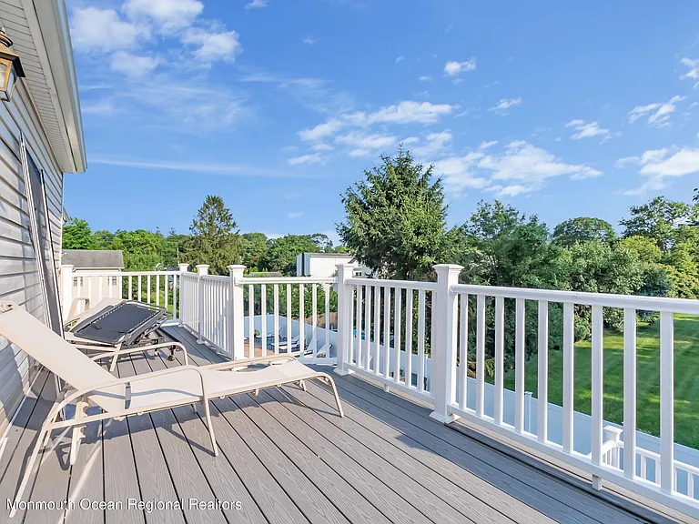 45 Roslyn Ct — Photo 33