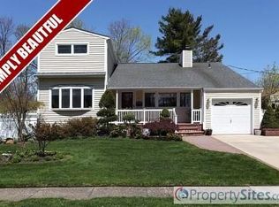 61 Elderberry Rd, Syosset, NY 11791