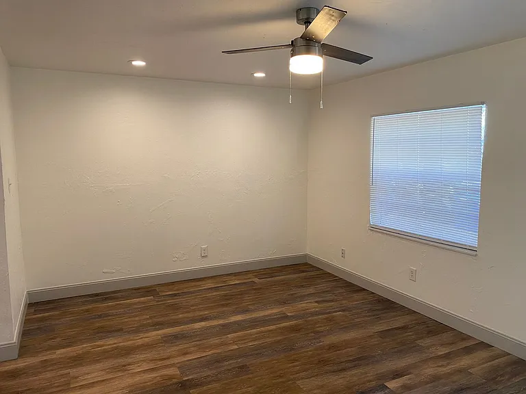 3160 E Riverside Dr — Photo 10