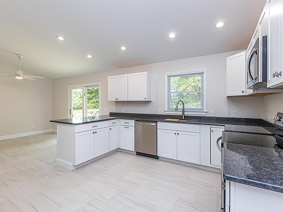3rd image of 546 Berlin Dr