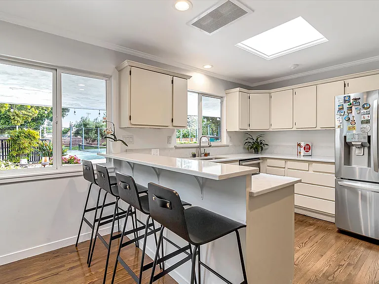 240 Oak Grove Ave — Photo 13