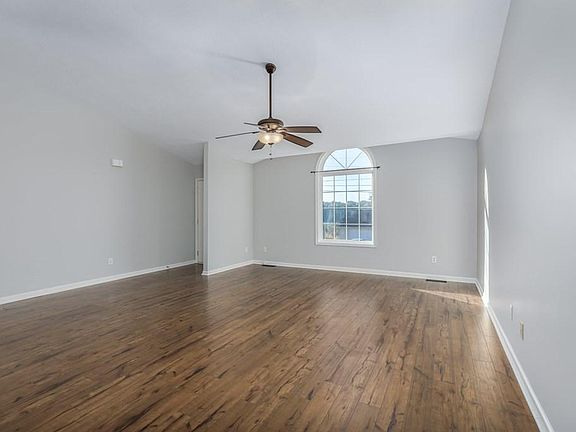 3rd image of 120 Oakleaf Cir