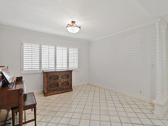 4th image of 532 S Rancho Simi Dr