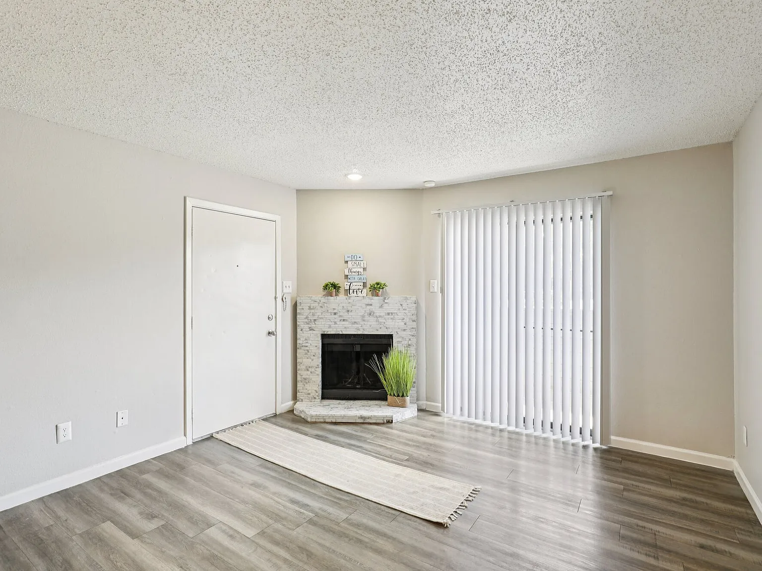 Claro Court Apartments — Photo 3