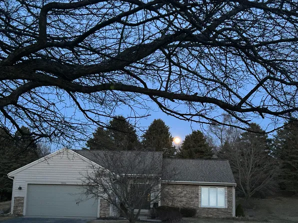 7000 Camelback Dr NE, Rockford, MI 49341