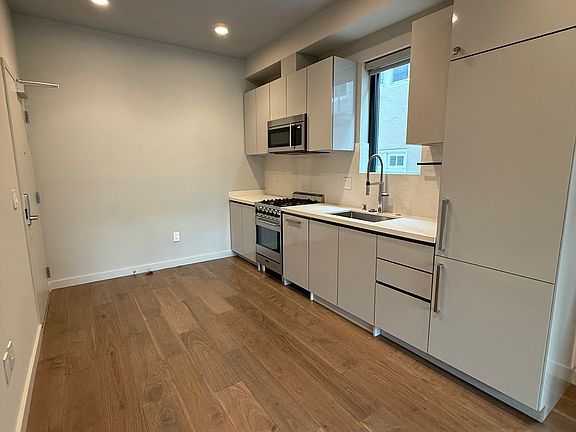2nd image of 824 Hyde St #303