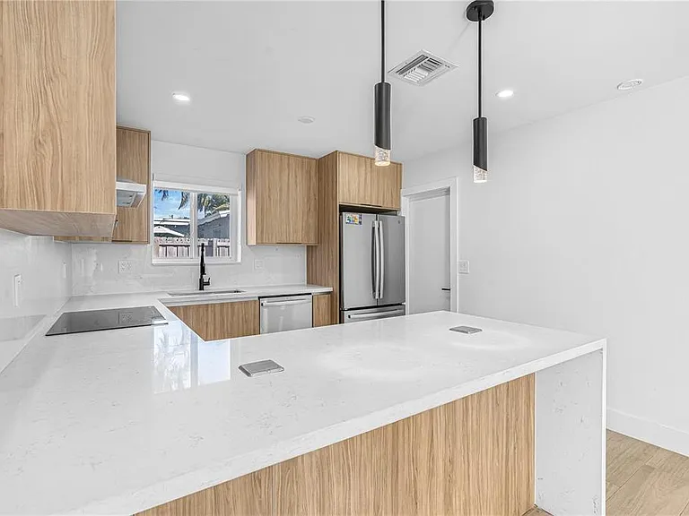 1116 N 31st Ave — Photo 4
