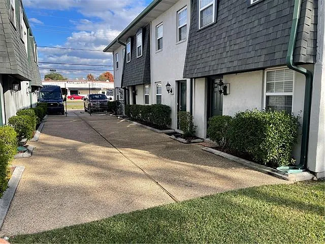 2 bed, 1.5 bath, 1150 sqft, $1,325 — Photo 3
