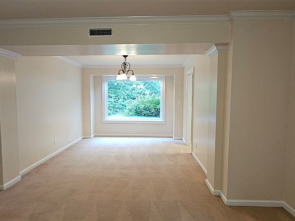 4th image of 210 Sweetbriar Ln