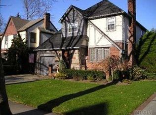 84 Walker St, Malverne, NY 11565