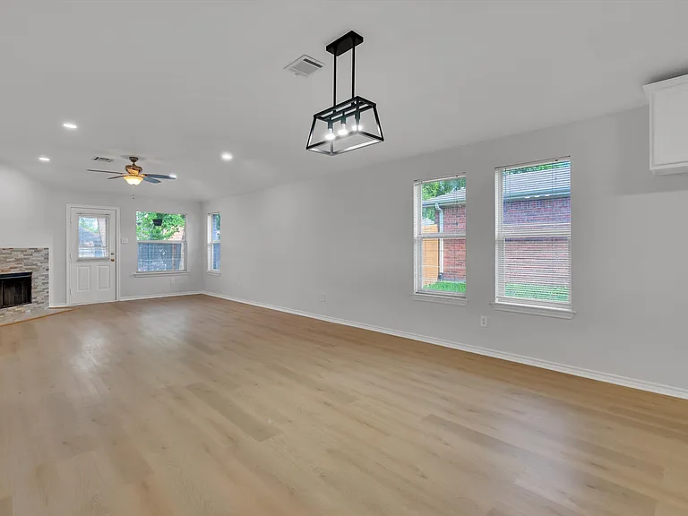 712 Riverhead Dr — Photo 15
