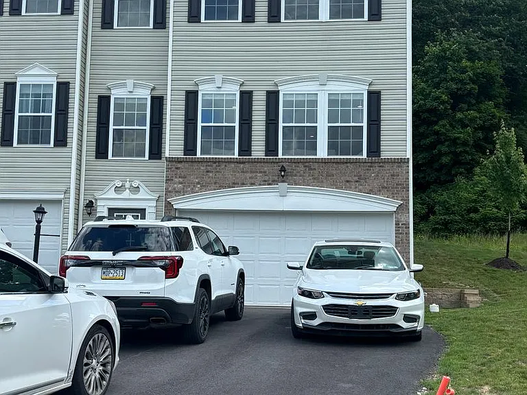 2400 Canterbury Dr — Photo 2