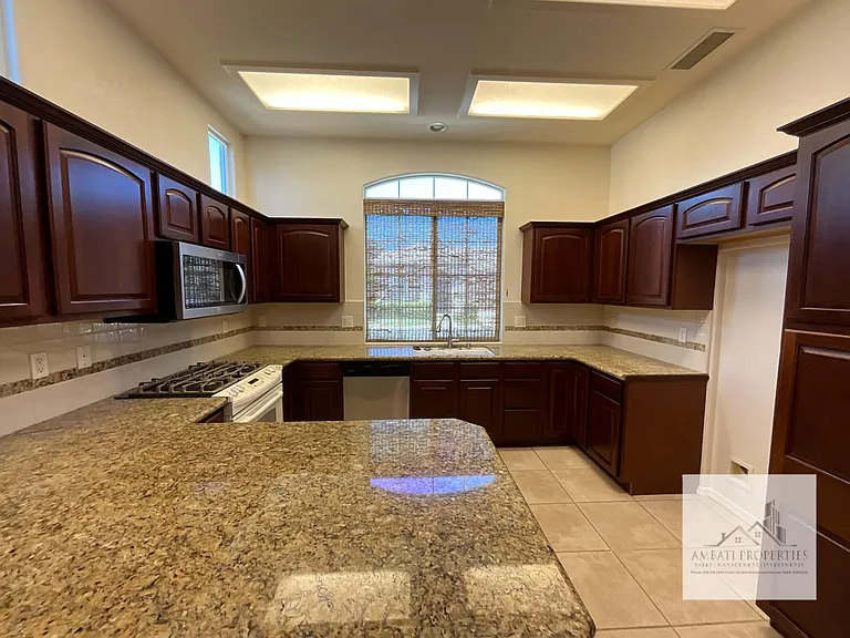 626 W Lisbon Ln — Photo 7