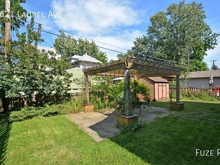 1621 Laurel Ave — Photo 3