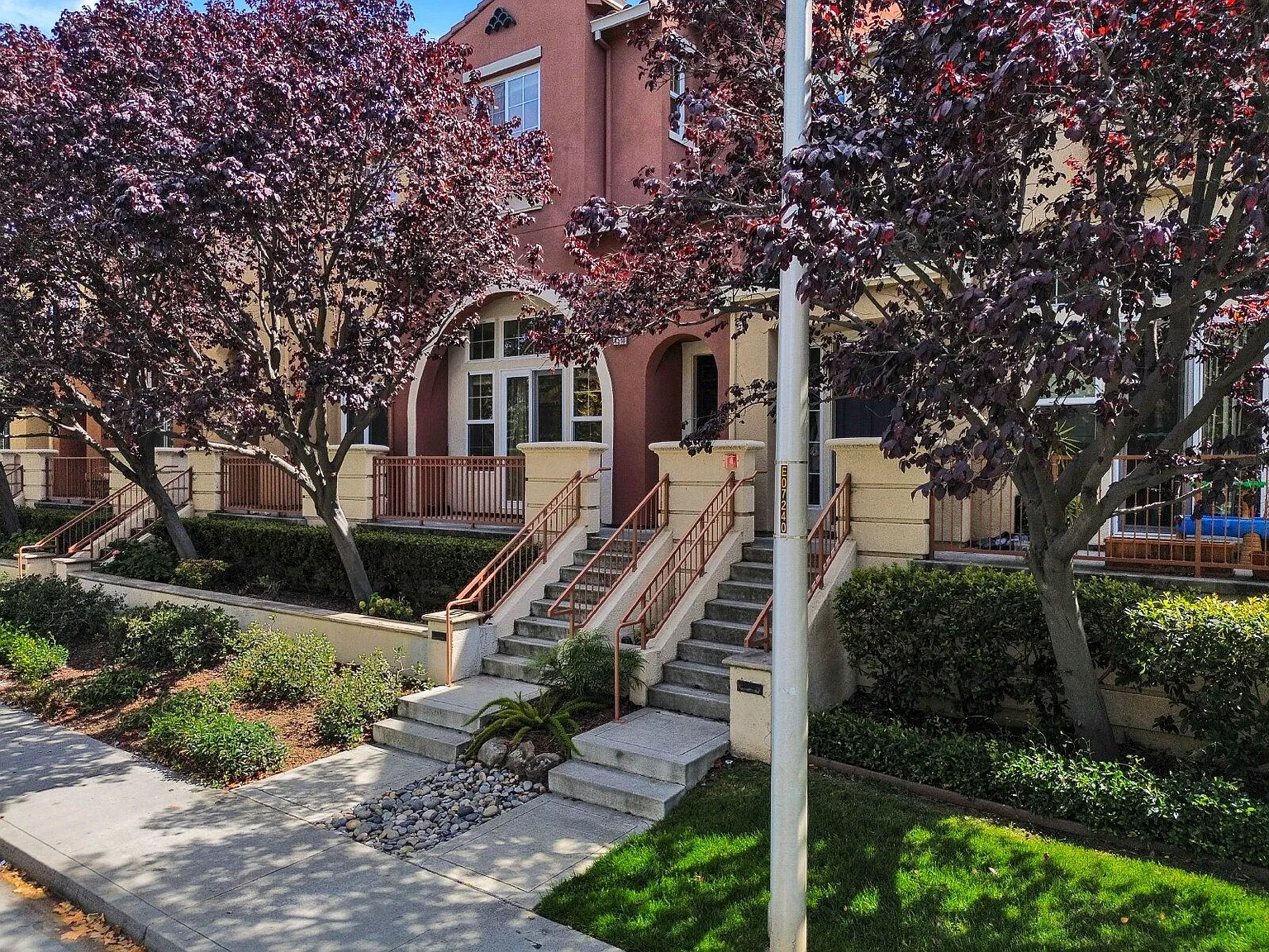 3 bed, 2.5 bath, 1716 sqft, $5,200 — Photo 3