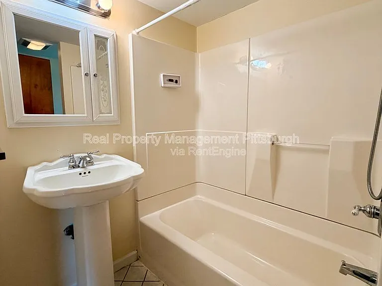 1076 Thornwood Dr — Photo 10