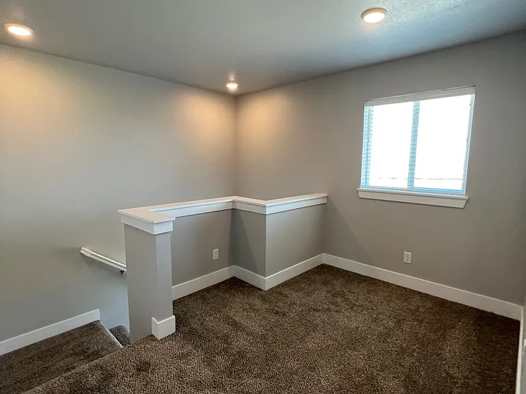 233 NW Greenway Pl — Photo 10