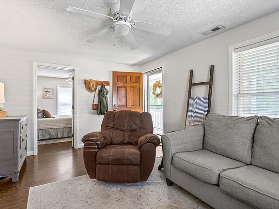 3rd image of 1505 N Park Ave