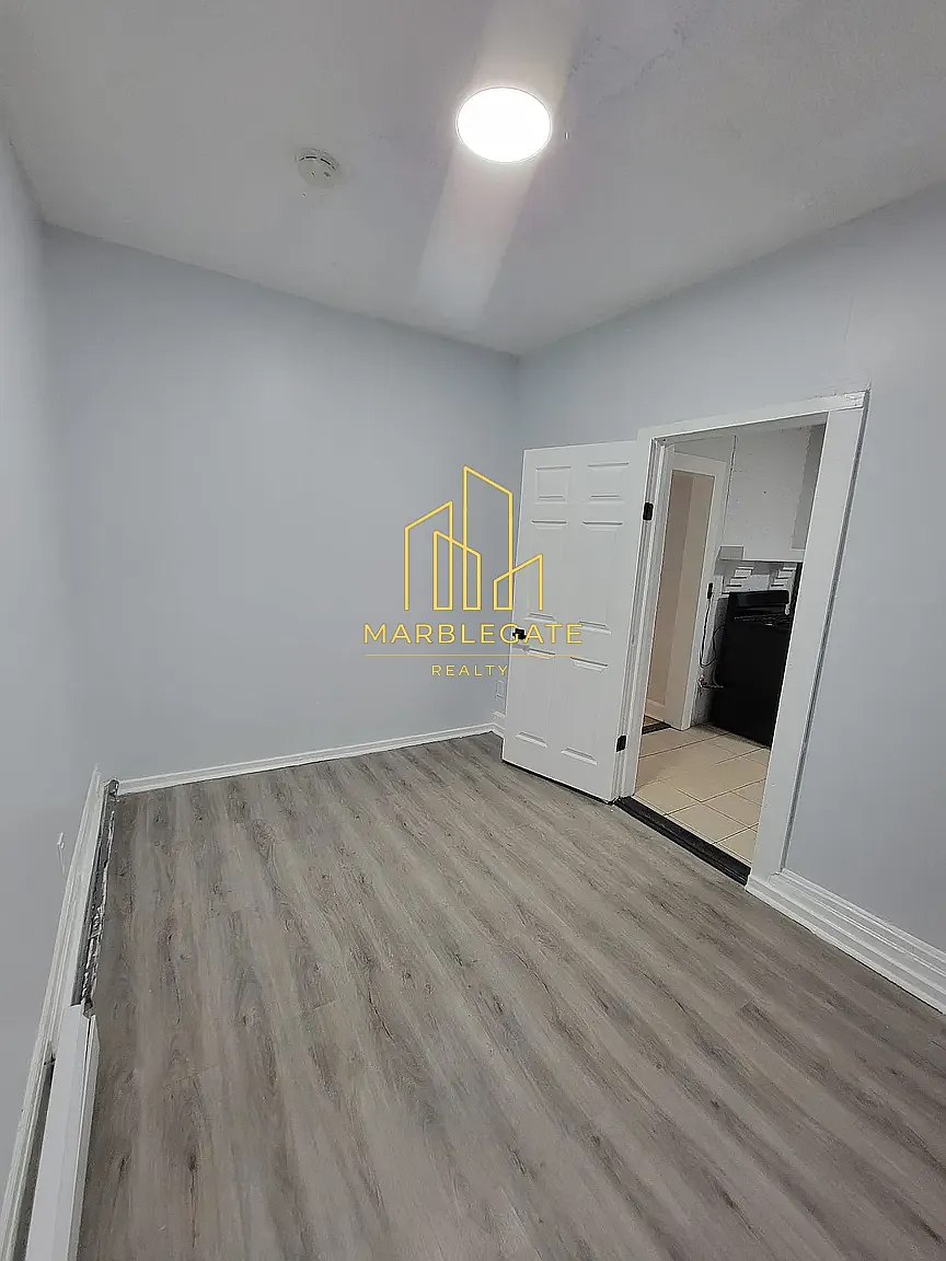 3 bed, 1050 sqft, $2,100 — Photo 4