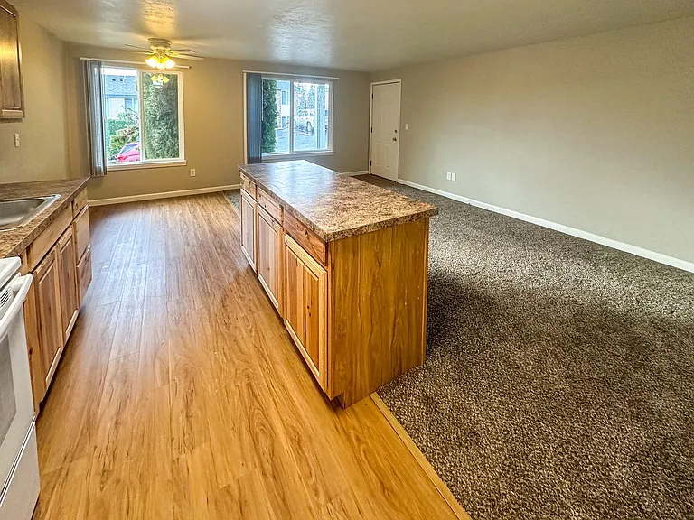 Apartment in West Salem near banks, shopping areas, bus lines, and downtown! ~ Colonial — Photo 25