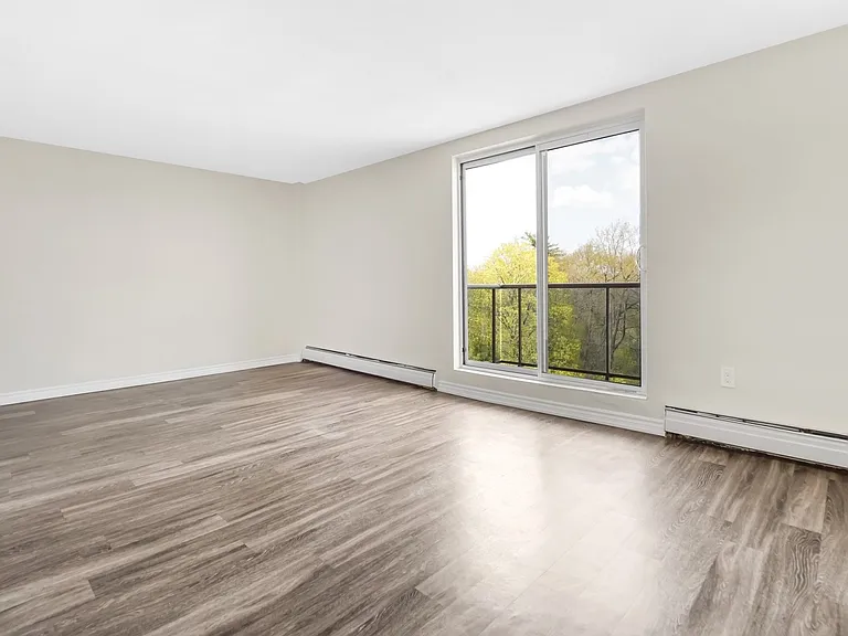 204 Hespeler Rd — Photo 10