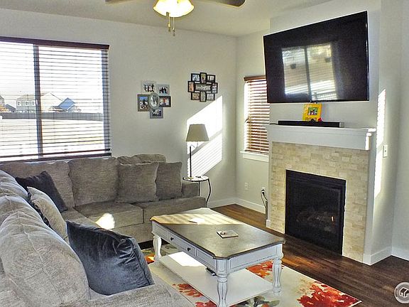 5th image of 682 Finch Dr