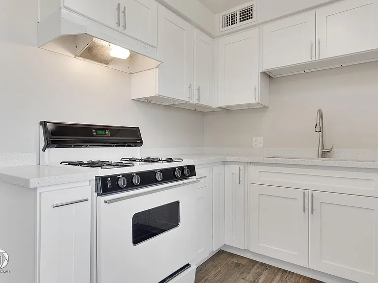224 E St — Photo 14