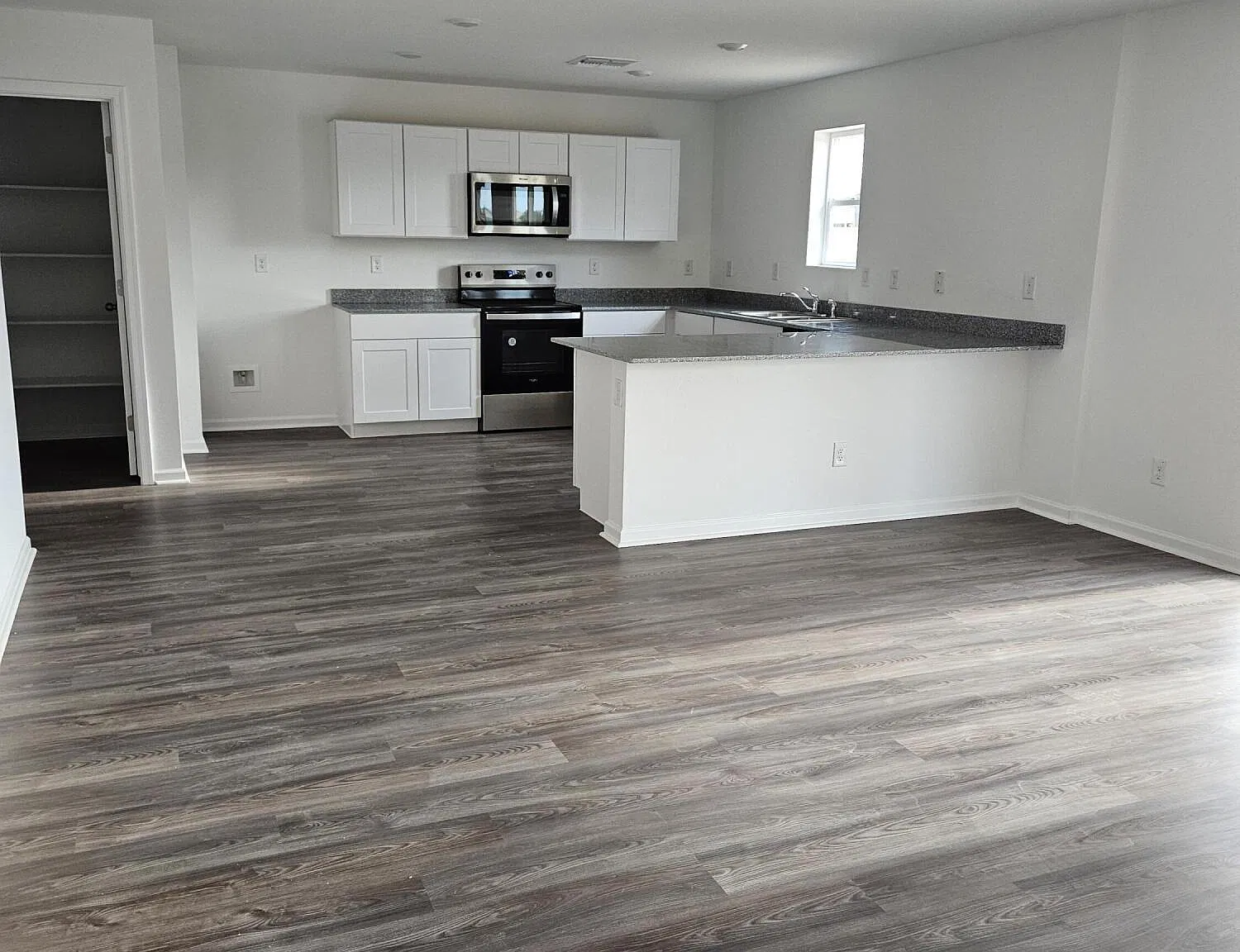 3 bed, 2.0 bath, 1660 sqft, $1,800 — Photo 4