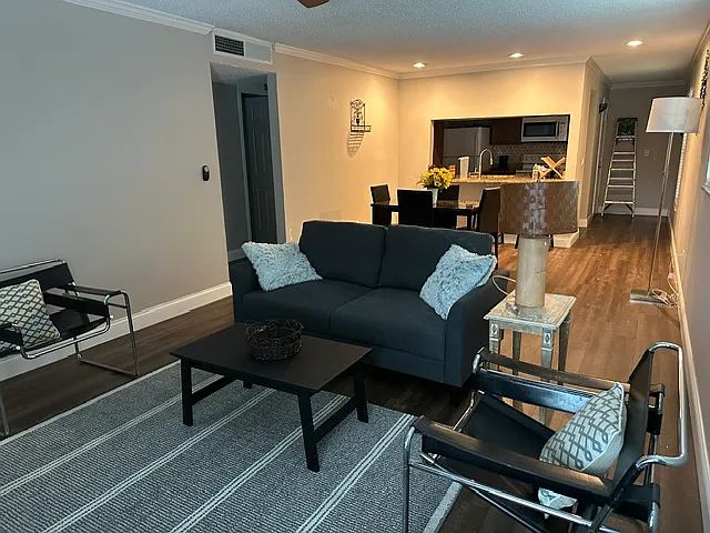 2 bed, 925 sqft, $2,200 — Photo 2