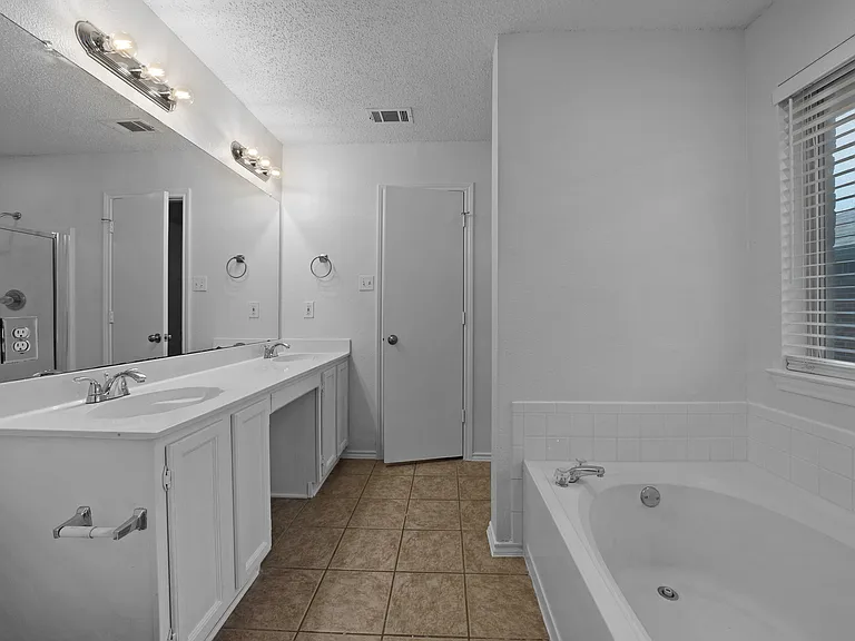 2910 Chisolm Trl — Photo 16