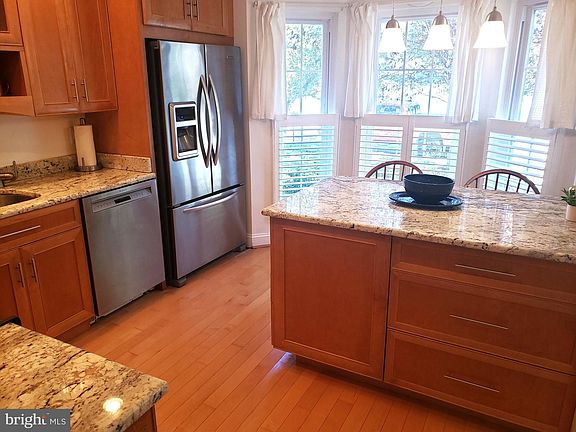 3rd image of 958 Yachtsman Way