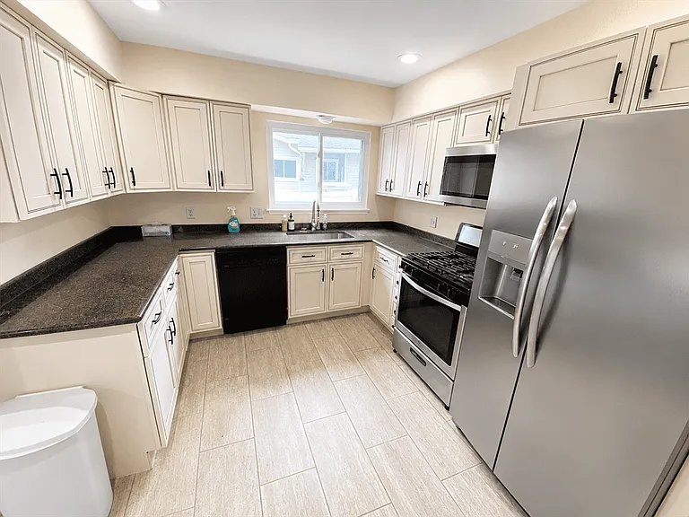 2226 Yorktown Dr — Photo 3