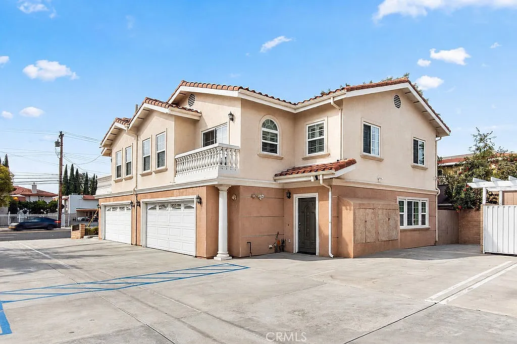3 bed, 2.5 bath, 1680 sqft, $3,900 — Photo 2
