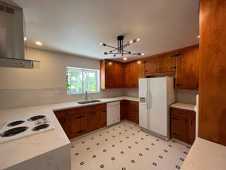 1121 Putter Ave — Photo 10