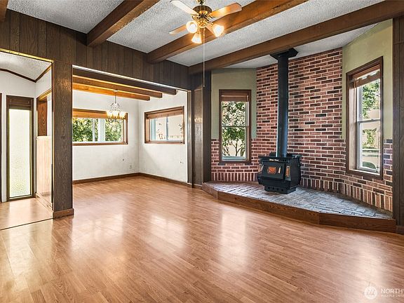 3rd image of 210 E 3rd Avenue