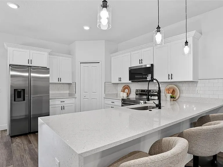 1933 W Oliver Dr — Photo 17