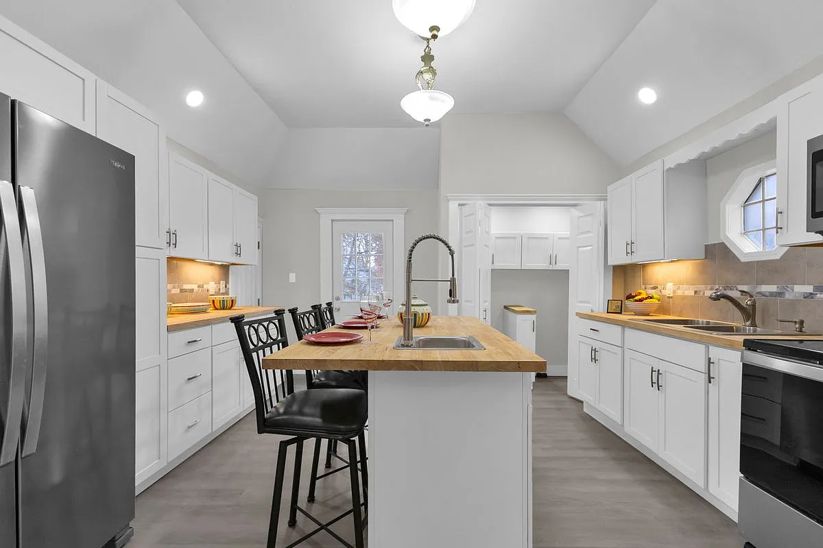 5 bed, 2.0 bath, 2146 sqft, $2,300 — Photo 3