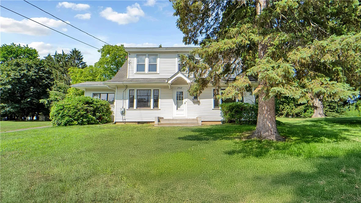 4 bed, 2.0 bath, 2400 sqft, $2,500 — Photo 1