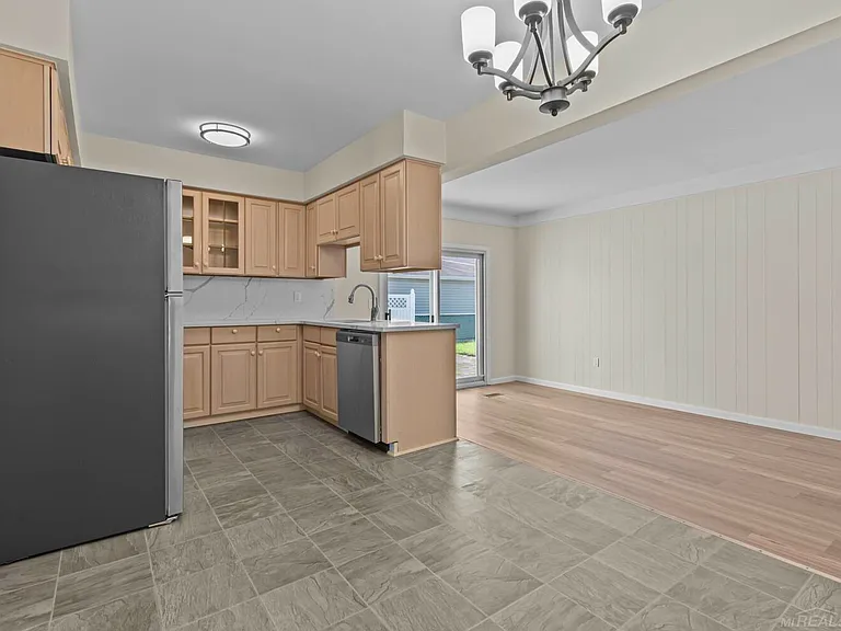 23729 Grove St — Photo 5