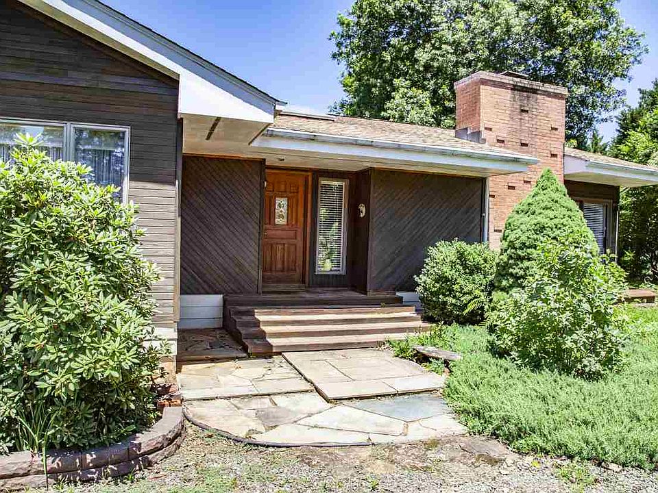 1st image of 218 River Dr