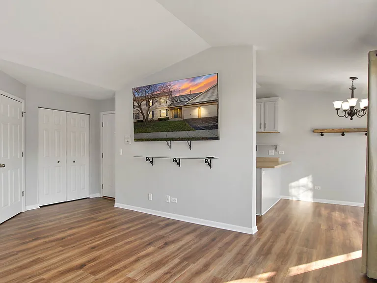 1037 N Village Dr #4 — Photo 9