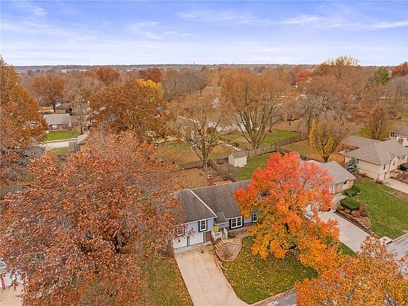 4th image of 715 NE Cambridge Dr