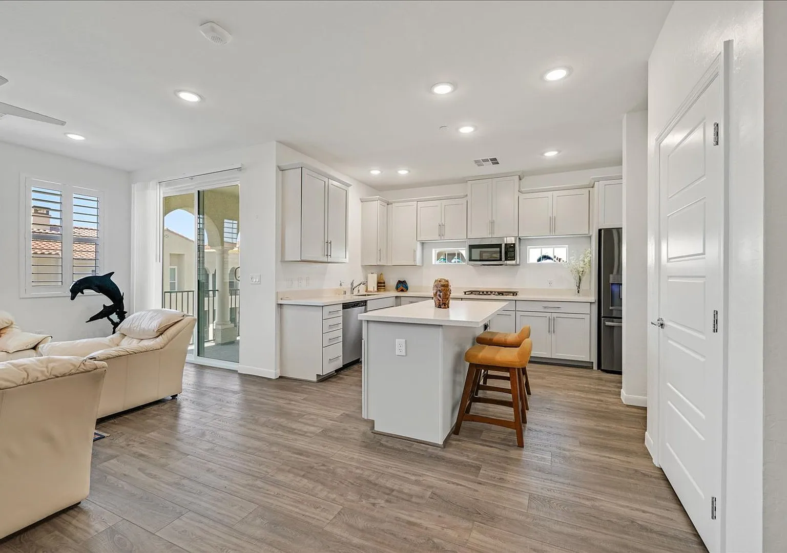 Fully Furnished Rental — Photo 2