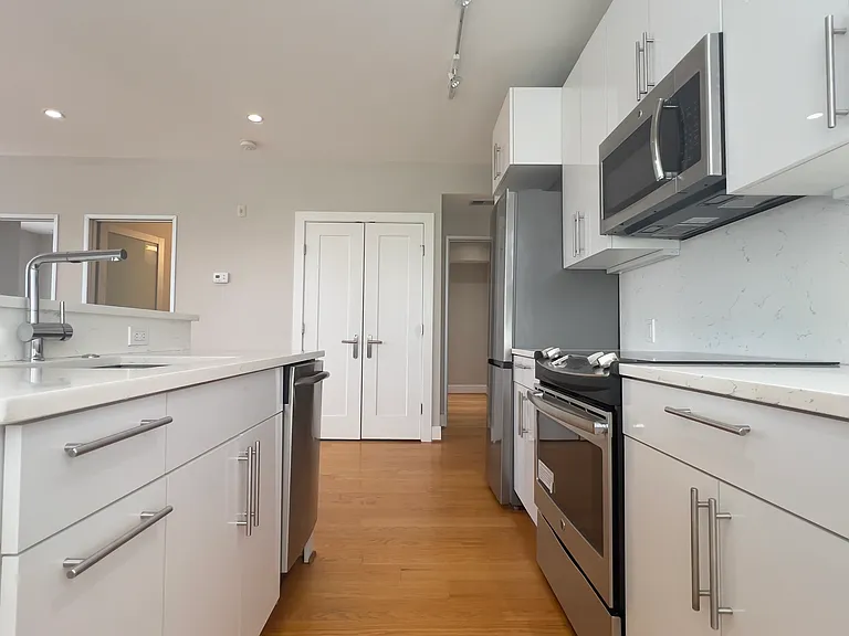 1209 G St SE #8 — Photo 18
