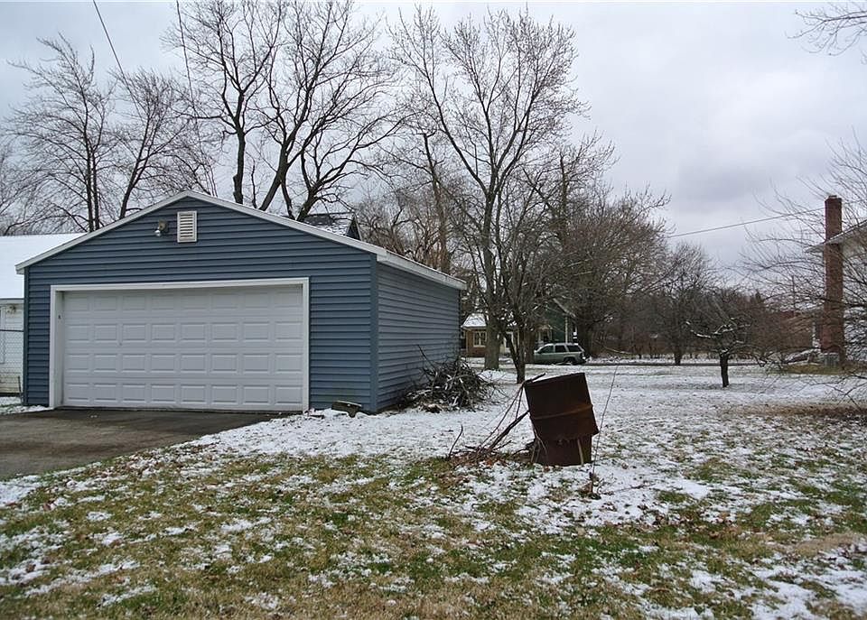 2nd image of 504 W 10th St