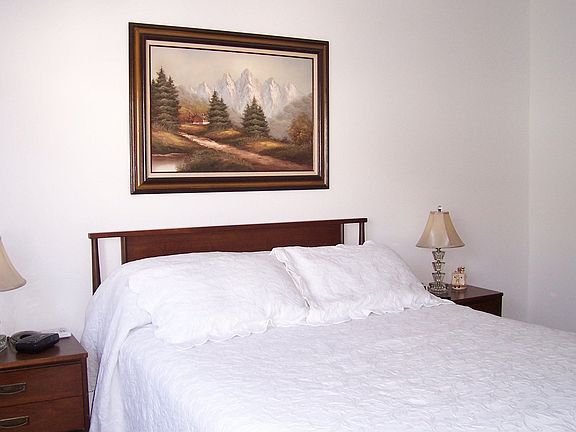 Upstairs master w/walk in closet and bath