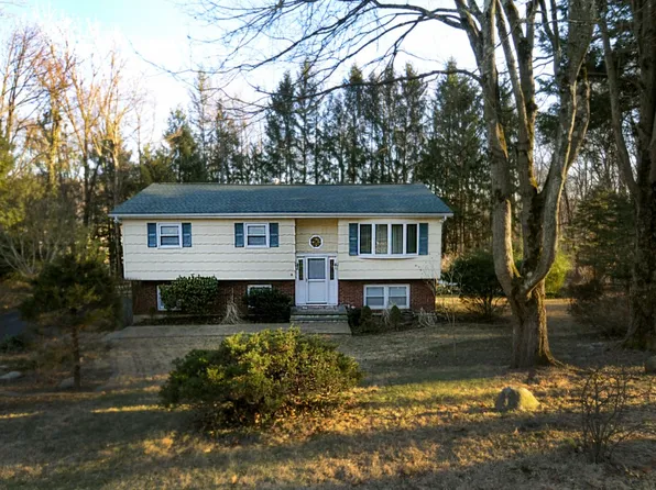 6 Iroquois Trl, Airmont, NY 10952