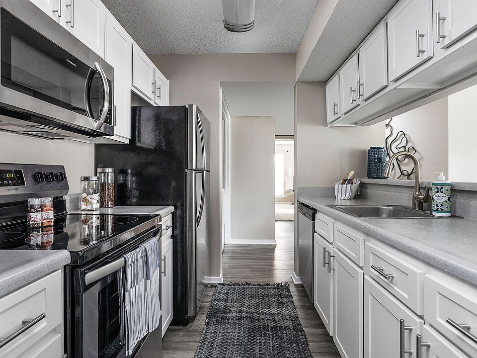 Bright Kitchen - Stonebridge Crossing